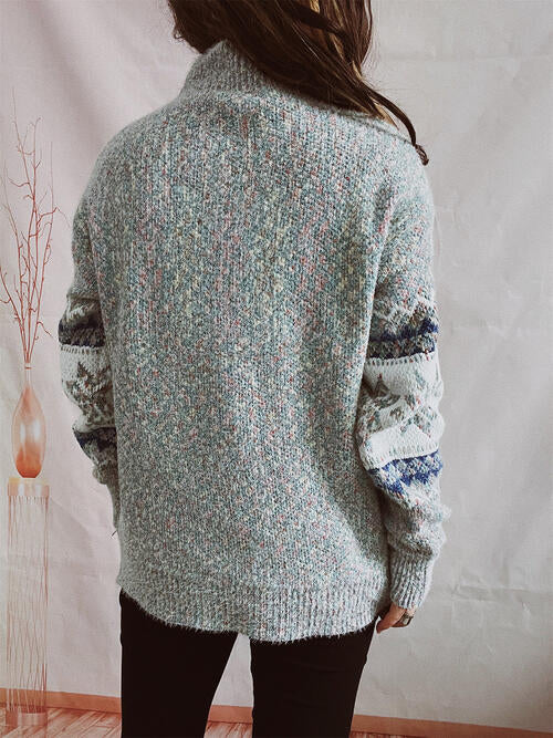 Pull géométrique à col montant et épaules tombantes