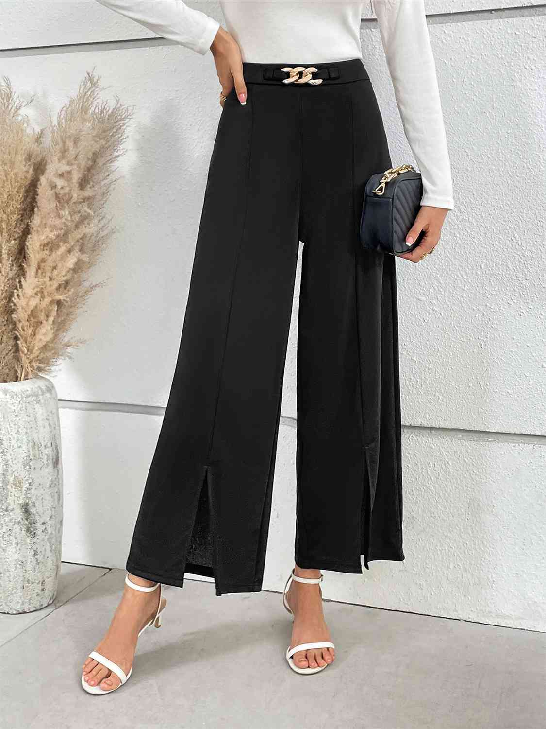 Pantalon droit fendu avec détails en chaîne