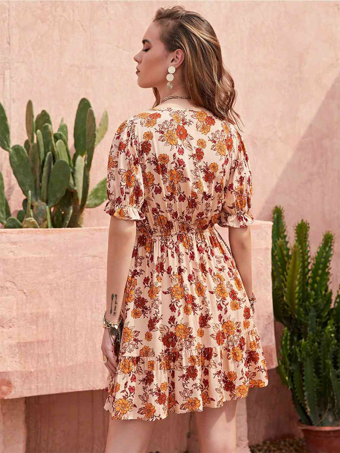Robe fleurie à col en V, manches volantées et ourlet à volants