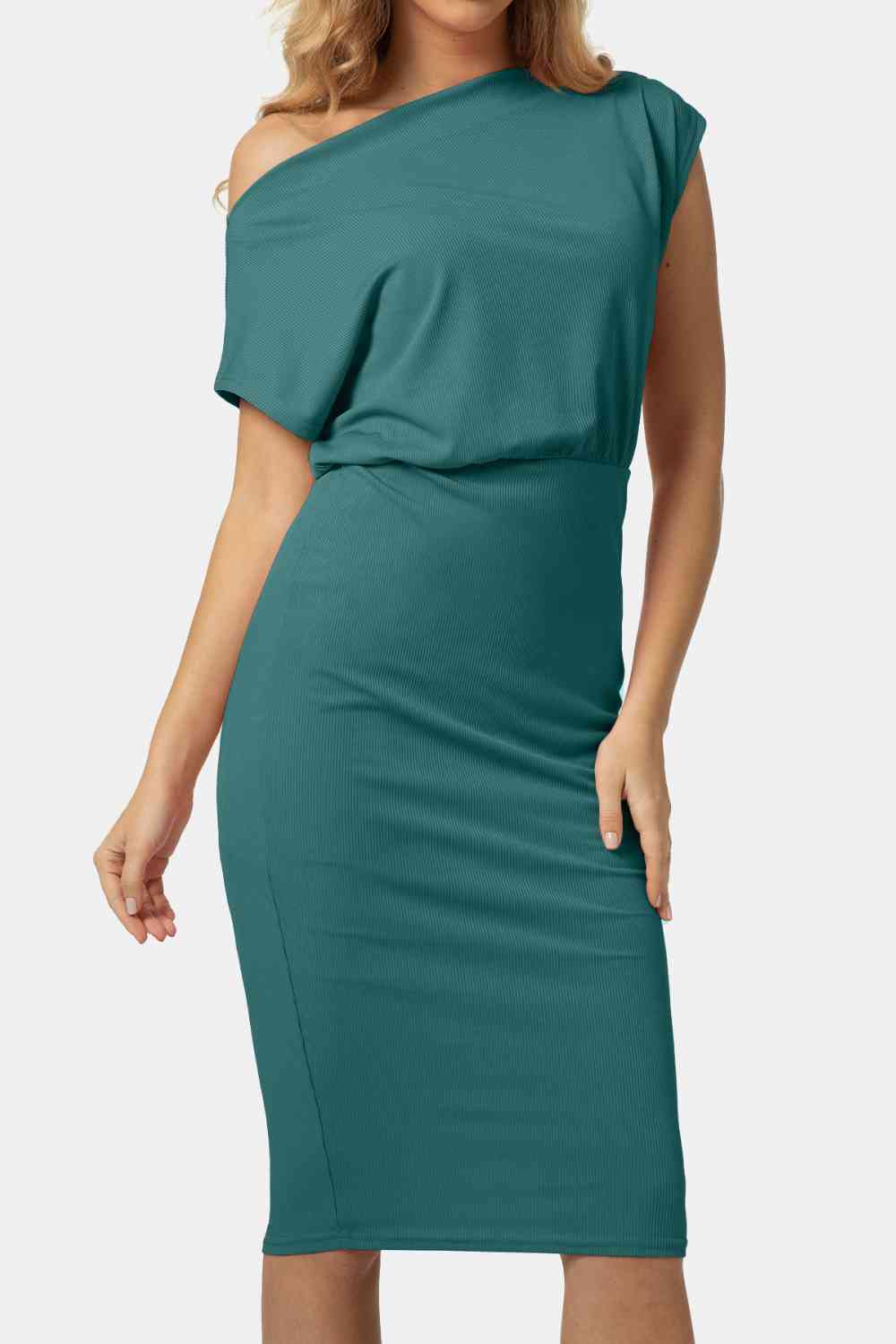 Robe à col bateau et manches courtes jusqu'aux genoux