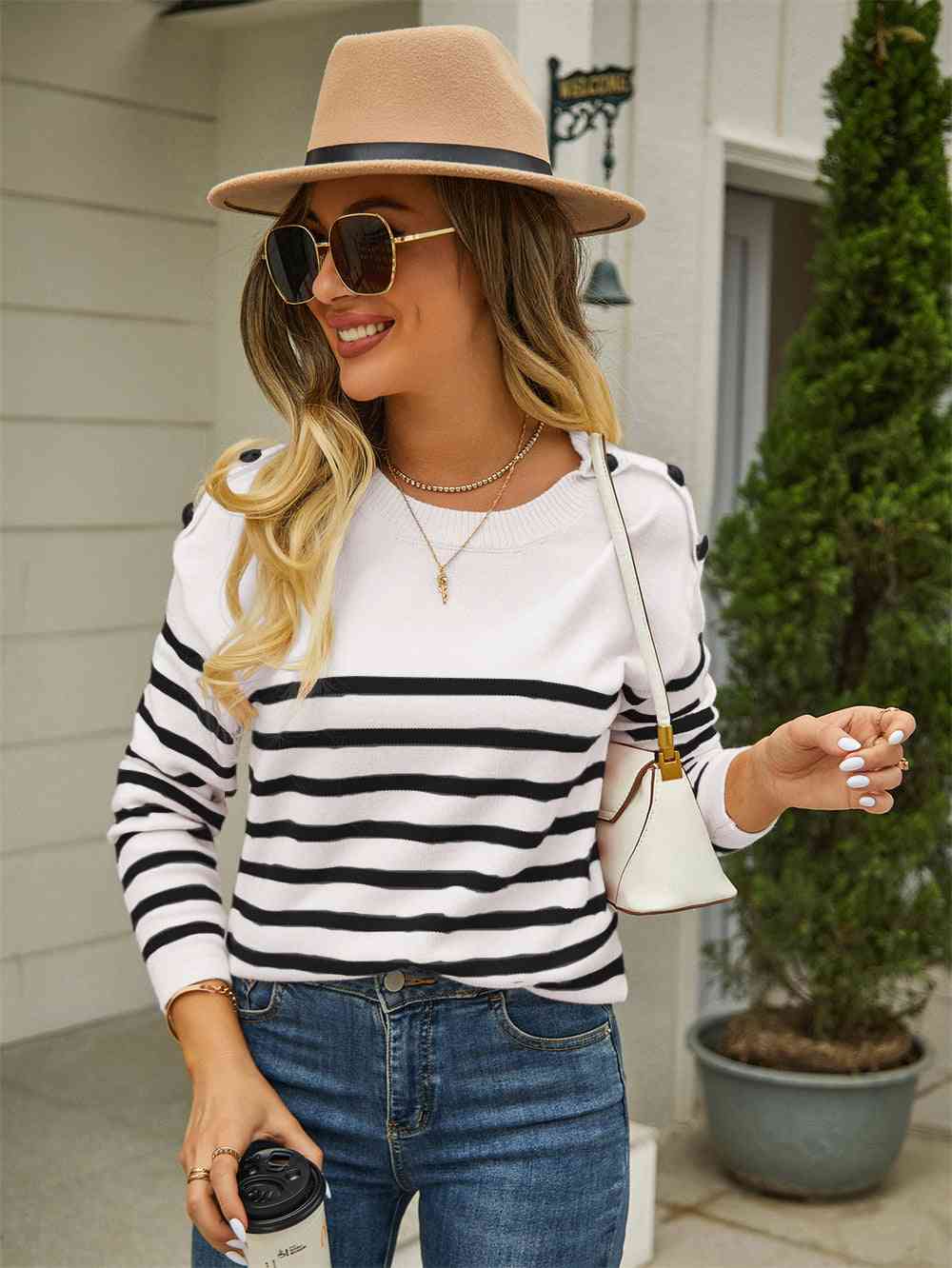 Pull rayé à col rond et épaules boutonnées
