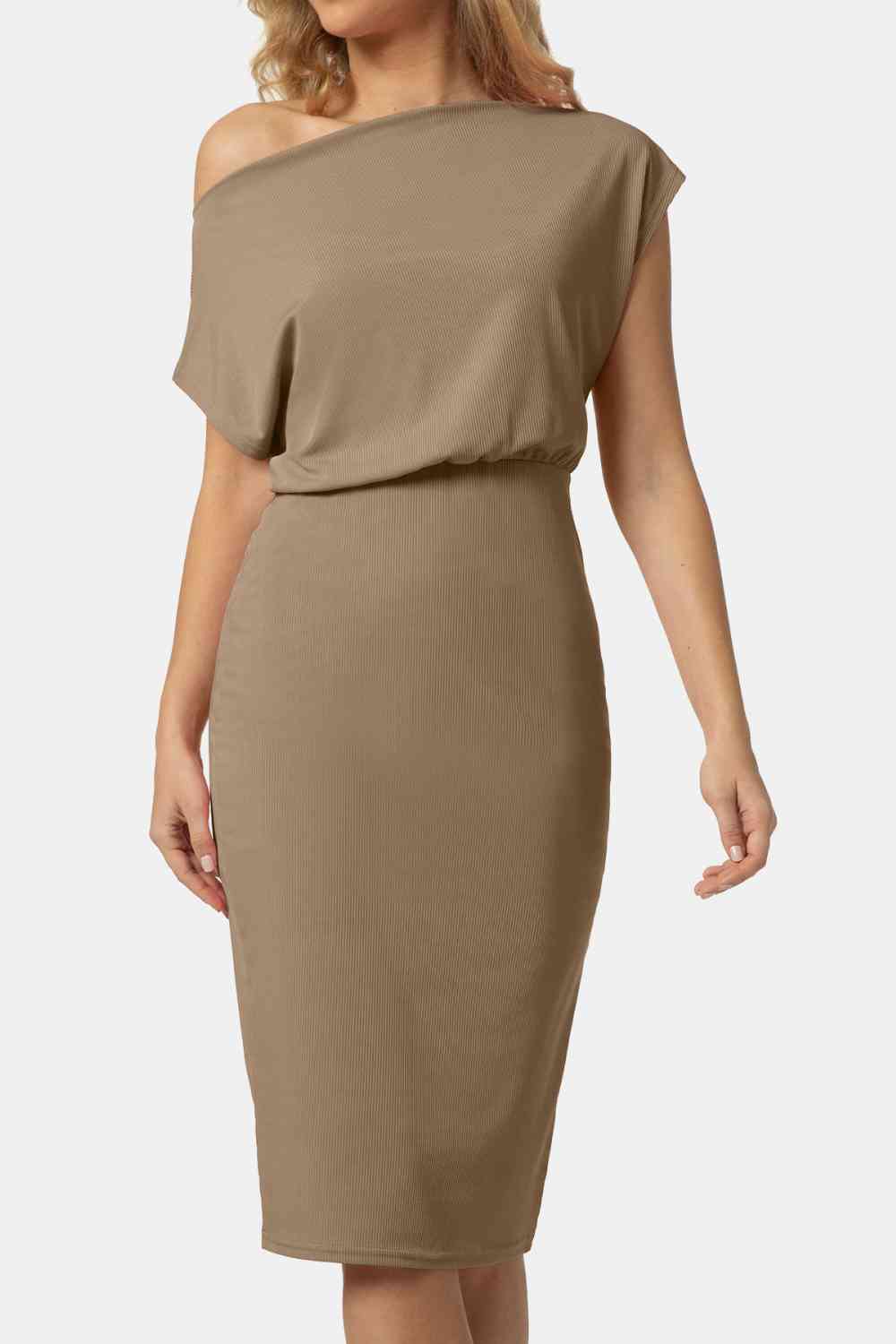 Robe à col bateau et manches courtes jusqu'aux genoux