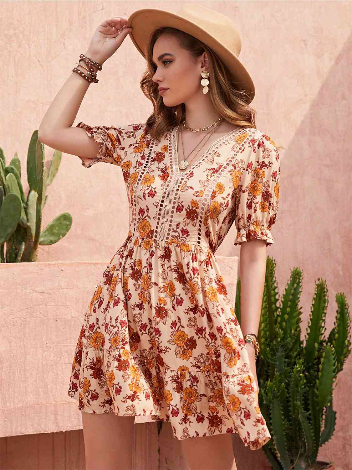 Robe fleurie à col en V, manches volantées et ourlet à volants