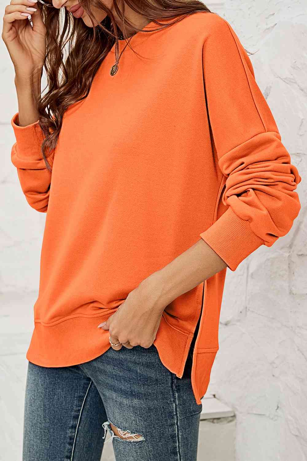 Sweat-shirt fendu à col rond et épaules tombantes