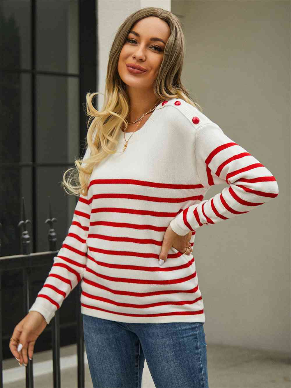 Pull rayé à col rond et épaules boutonnées