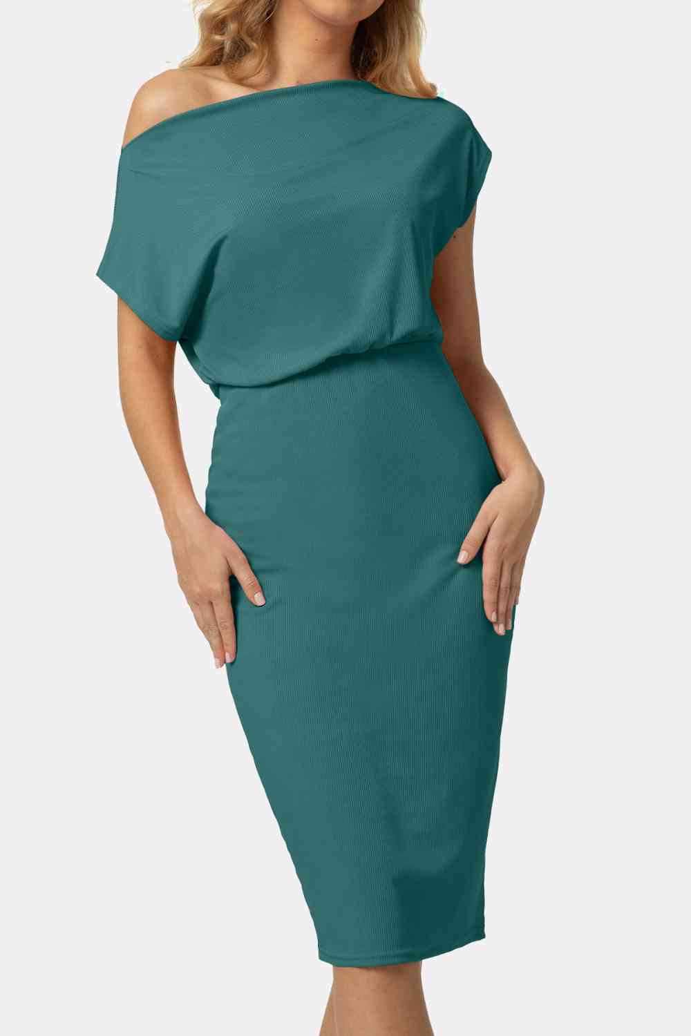 Robe à col bateau et manches courtes jusqu'aux genoux