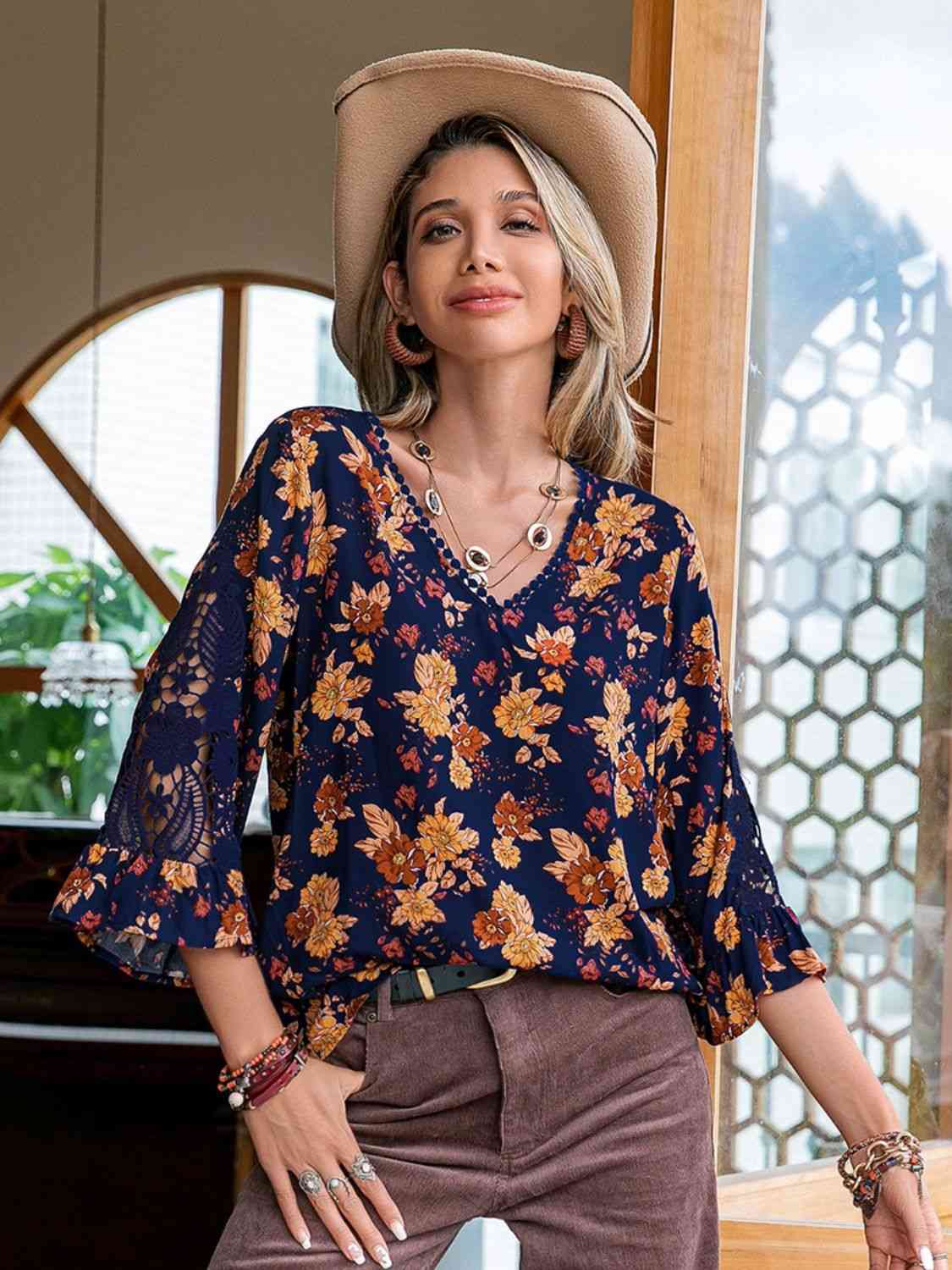 Chemisier floral au crochet à col en V