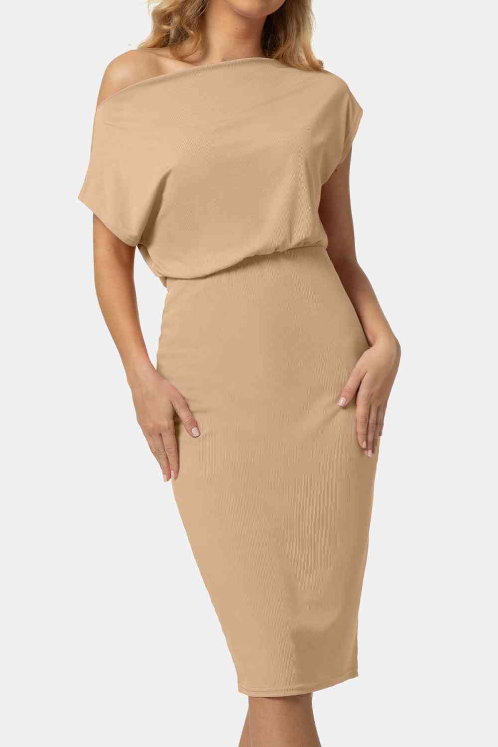 Robe à col bateau et manches courtes jusqu'aux genoux
