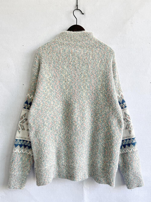 Pull géométrique à col montant et épaules tombantes