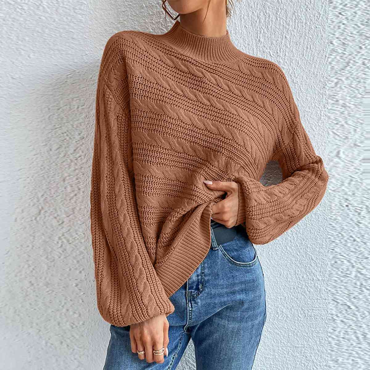 Pull à manches longues et col montant en maille torsadée