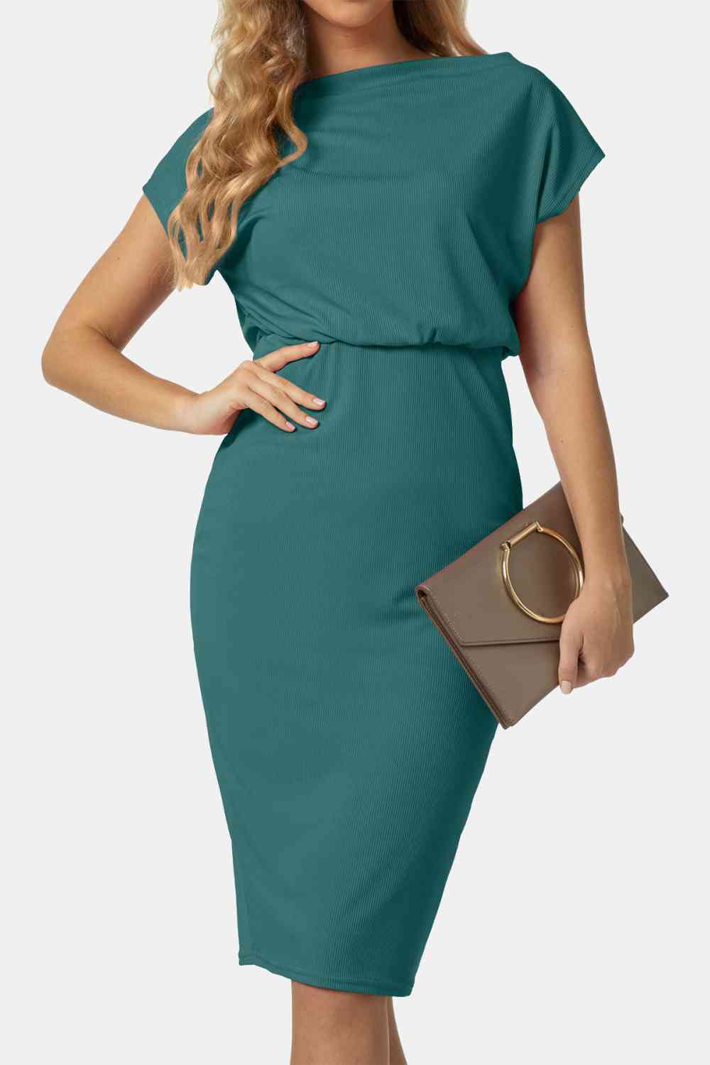 Robe à col bateau et manches courtes jusqu'aux genoux