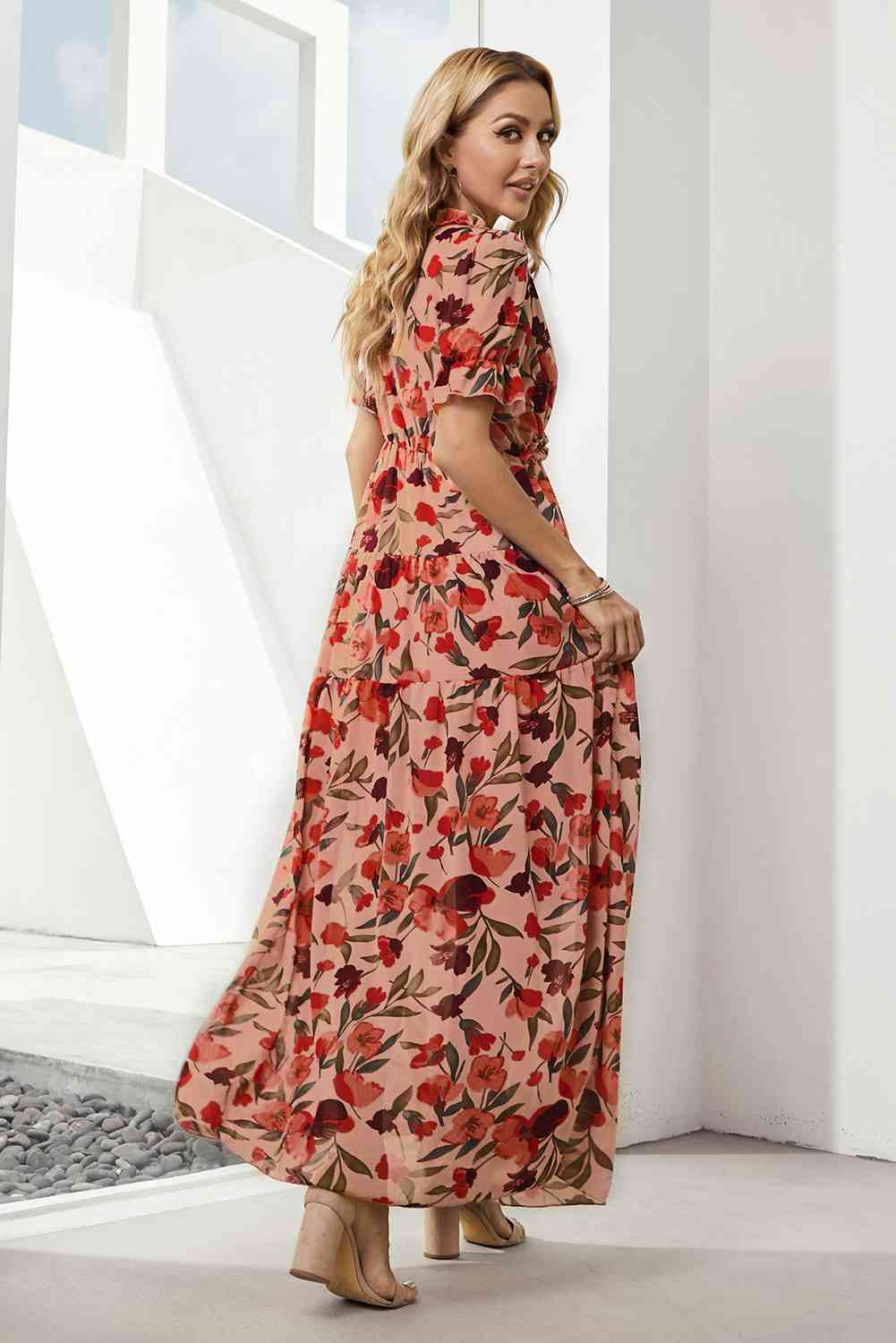 Robe fleurie à col en V et manches courtes à volants