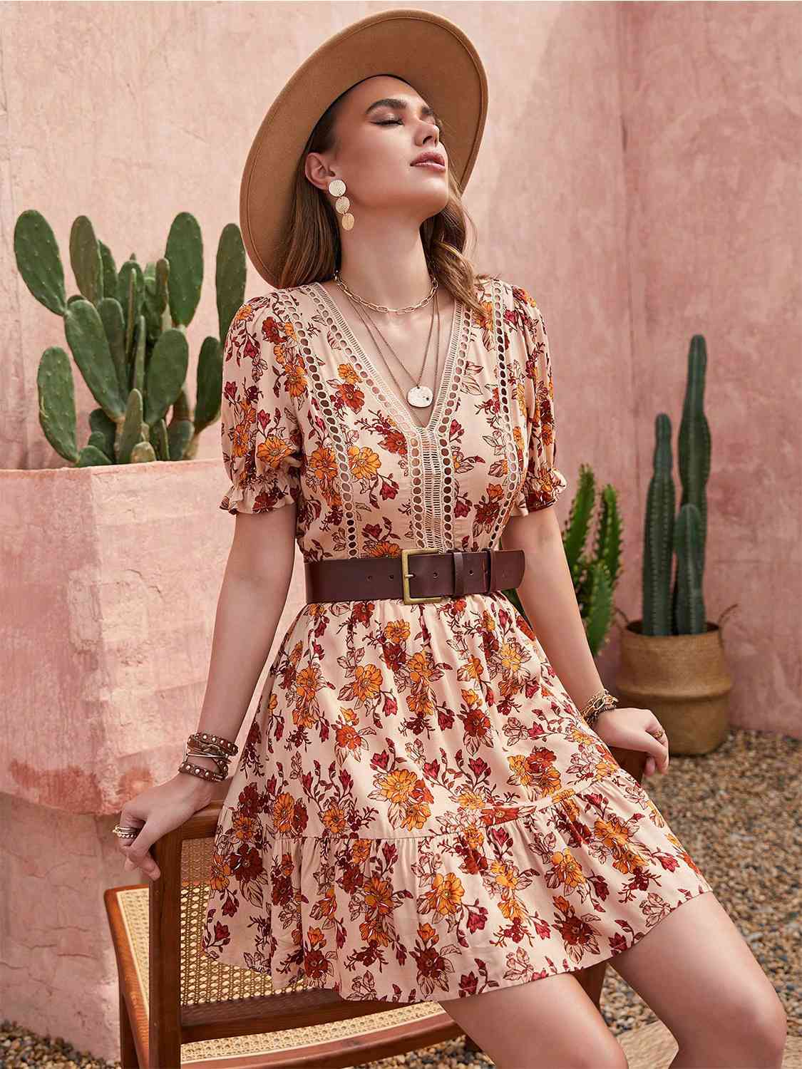 Robe fleurie à col en V, manches volantées et ourlet à volants