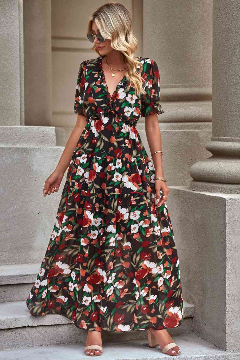 Robe fleurie à col en V et manches courtes à volants