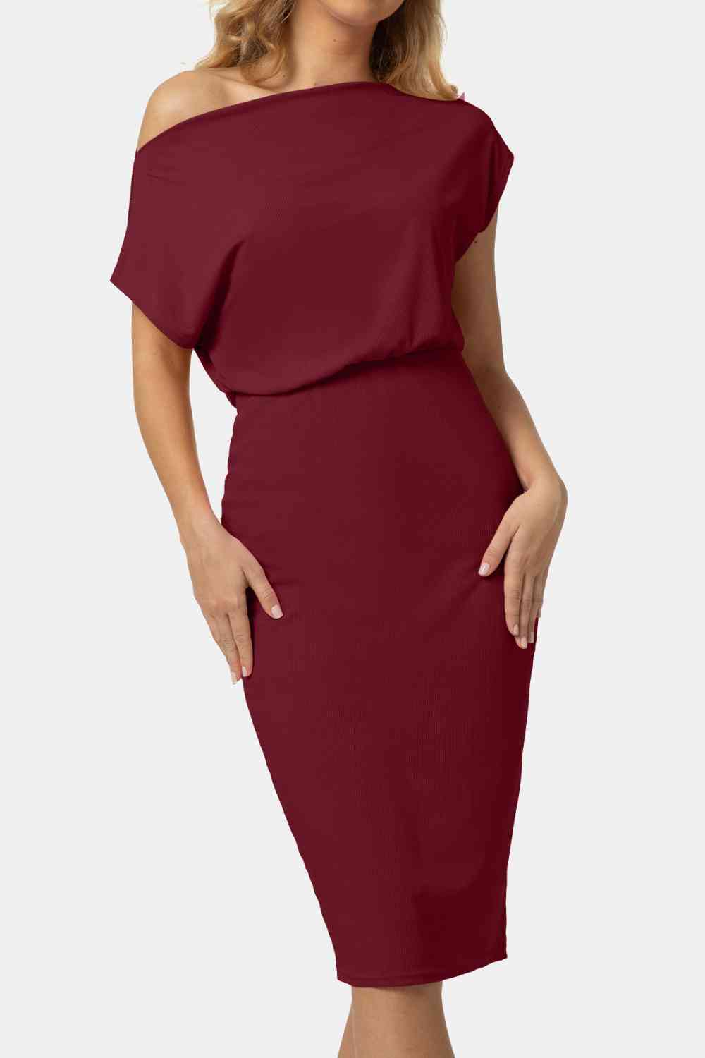 Robe à col bateau et manches courtes jusqu'aux genoux