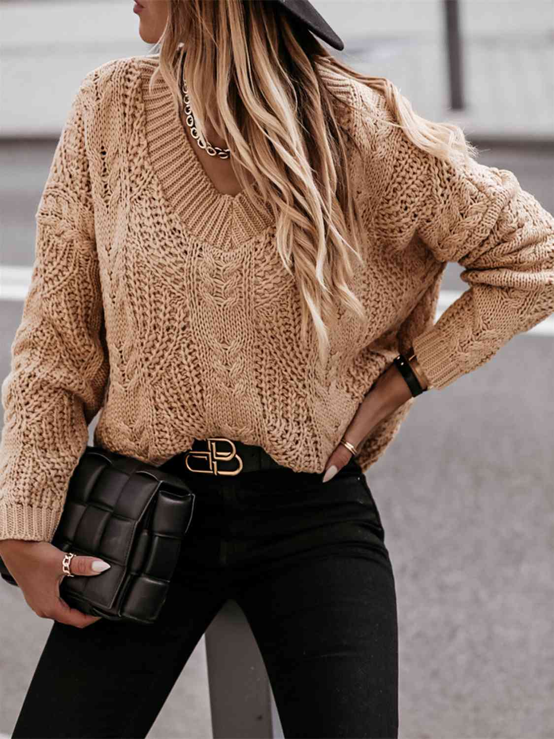 Pull à manches longues en maille torsadée et col en V