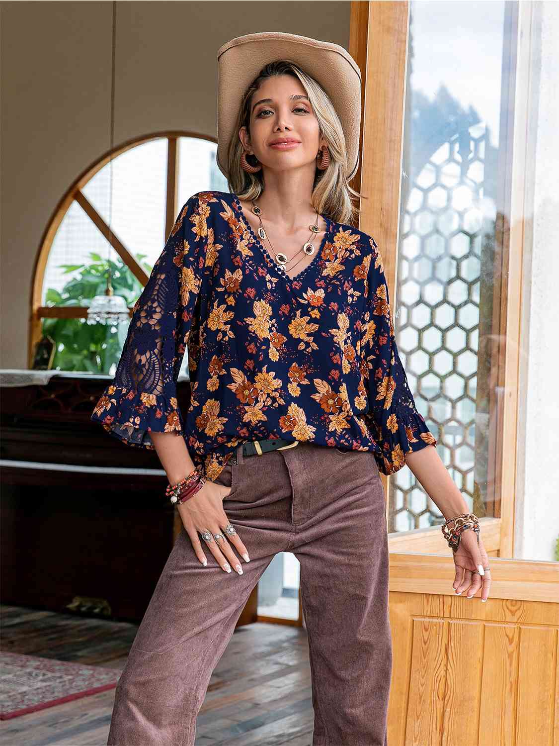Chemisier floral au crochet à col en V