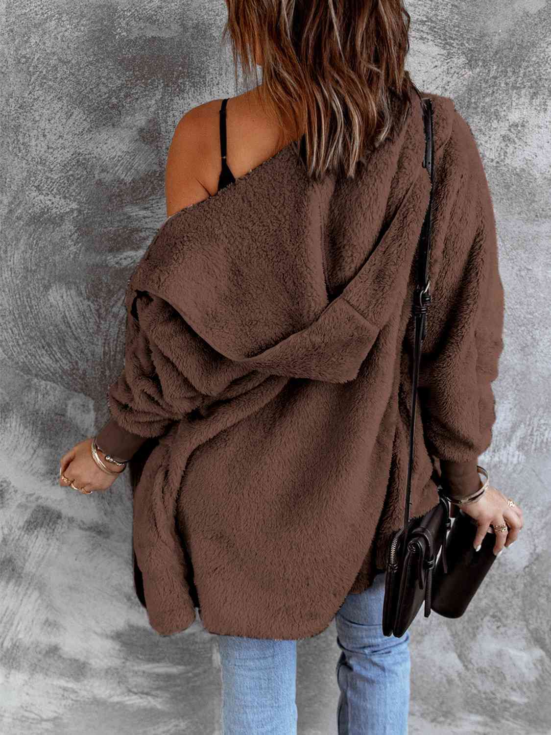 Manteau en fausse fourrure à capuche ouvert sur le devant avec poches