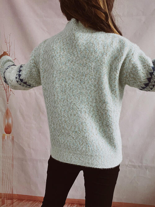 Pull géométrique à col montant et épaules tombantes