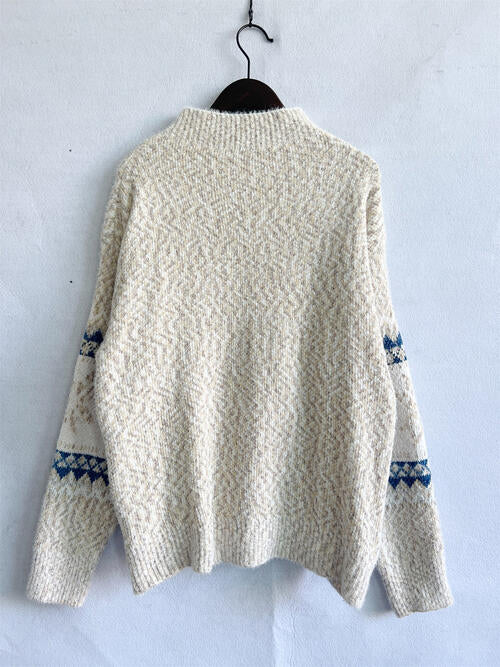 Pull géométrique à col montant et épaules tombantes