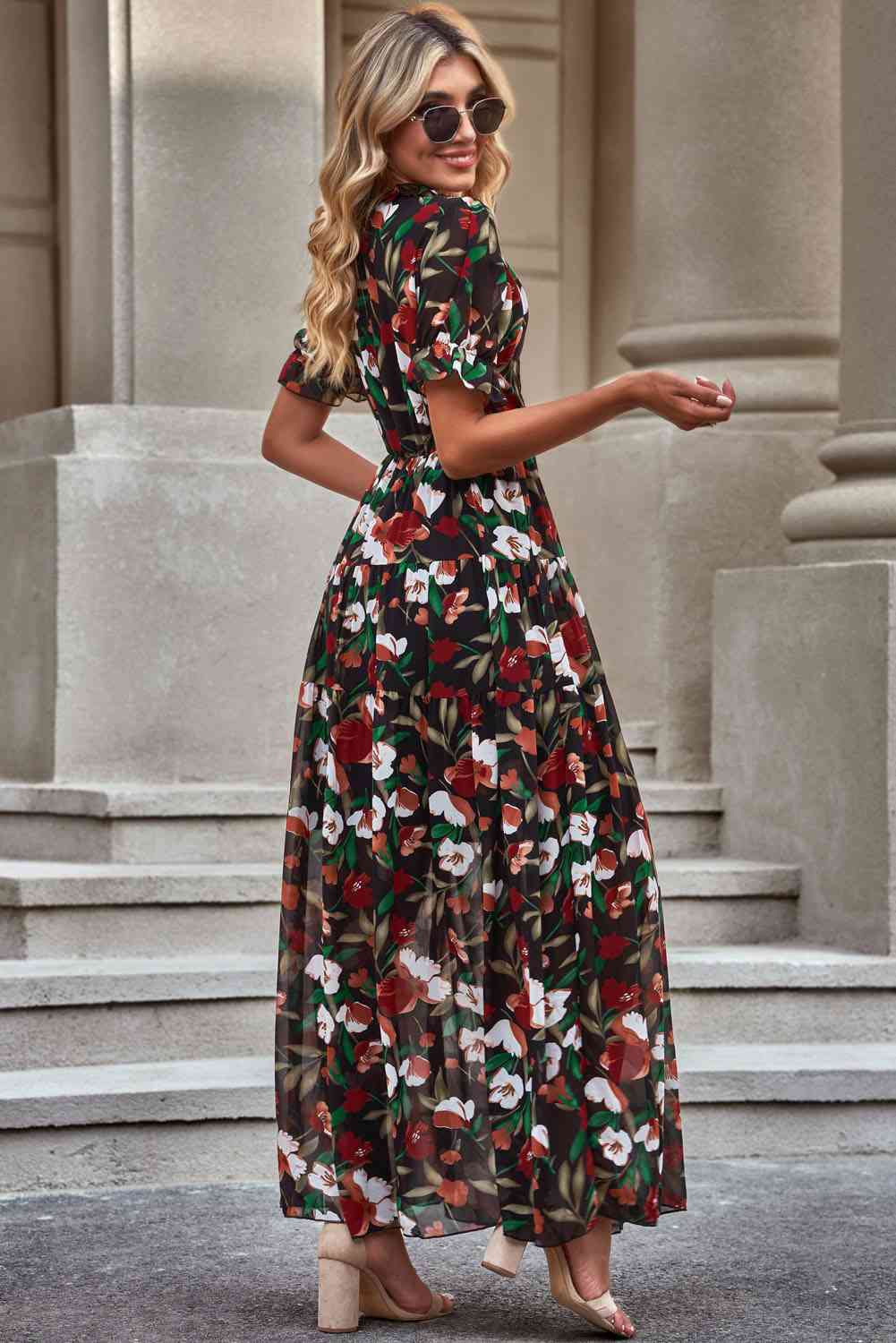 Robe fleurie à col en V et manches courtes à volants
