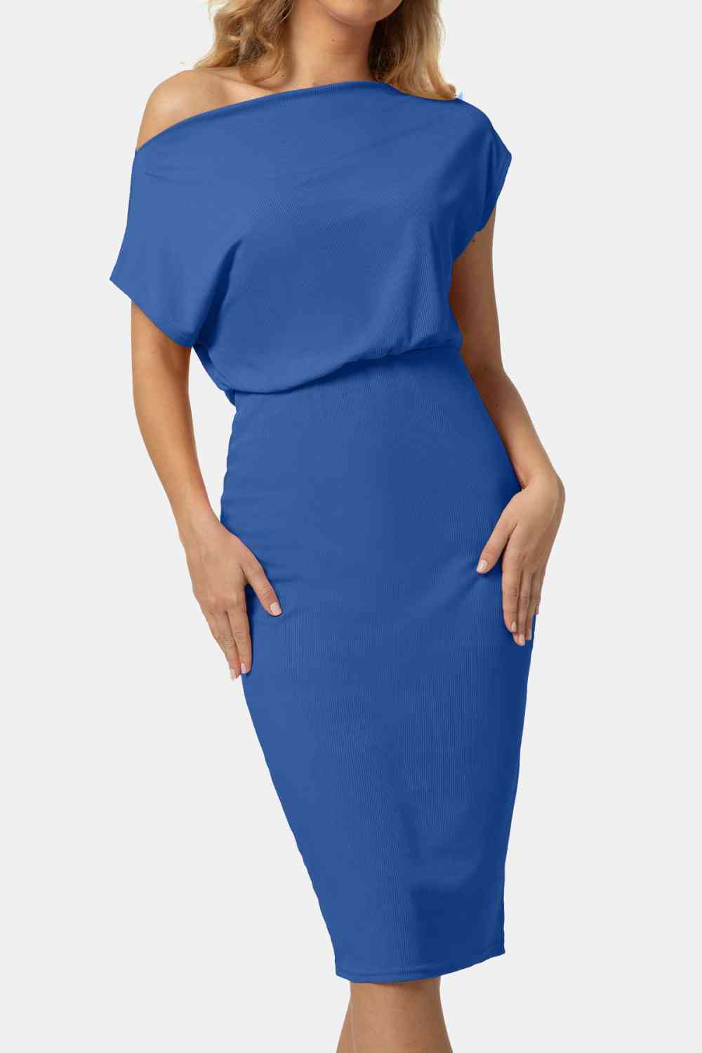 Robe à col bateau et manches courtes jusqu'aux genoux