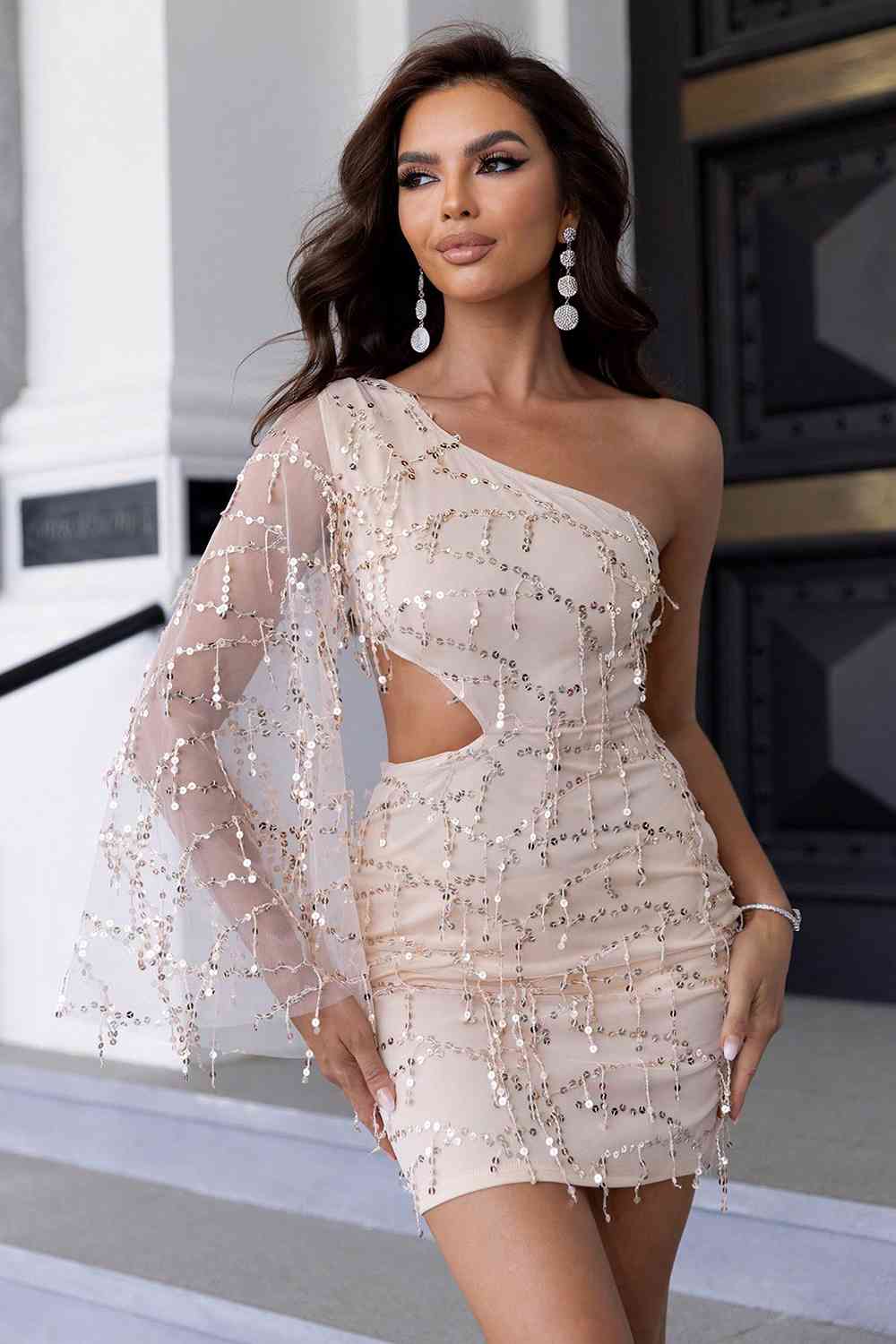 Robe asymétrique à découpes et sequins