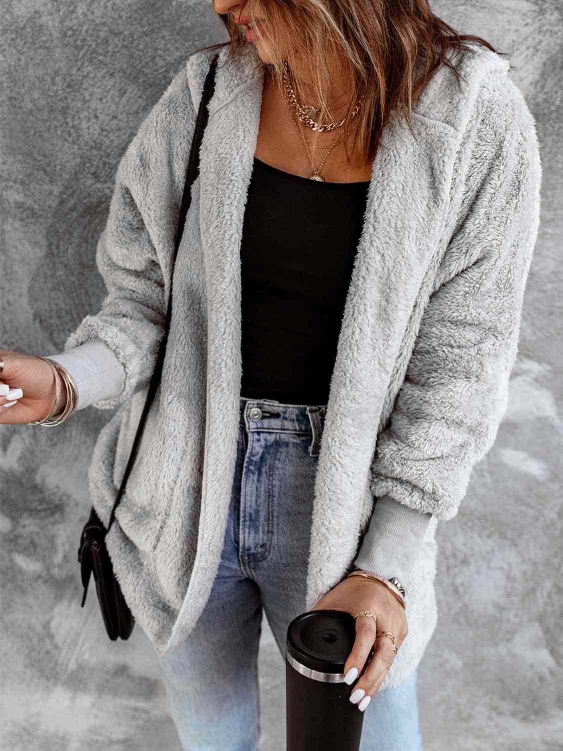 Manteau en fausse fourrure à capuche ouvert sur le devant avec poches