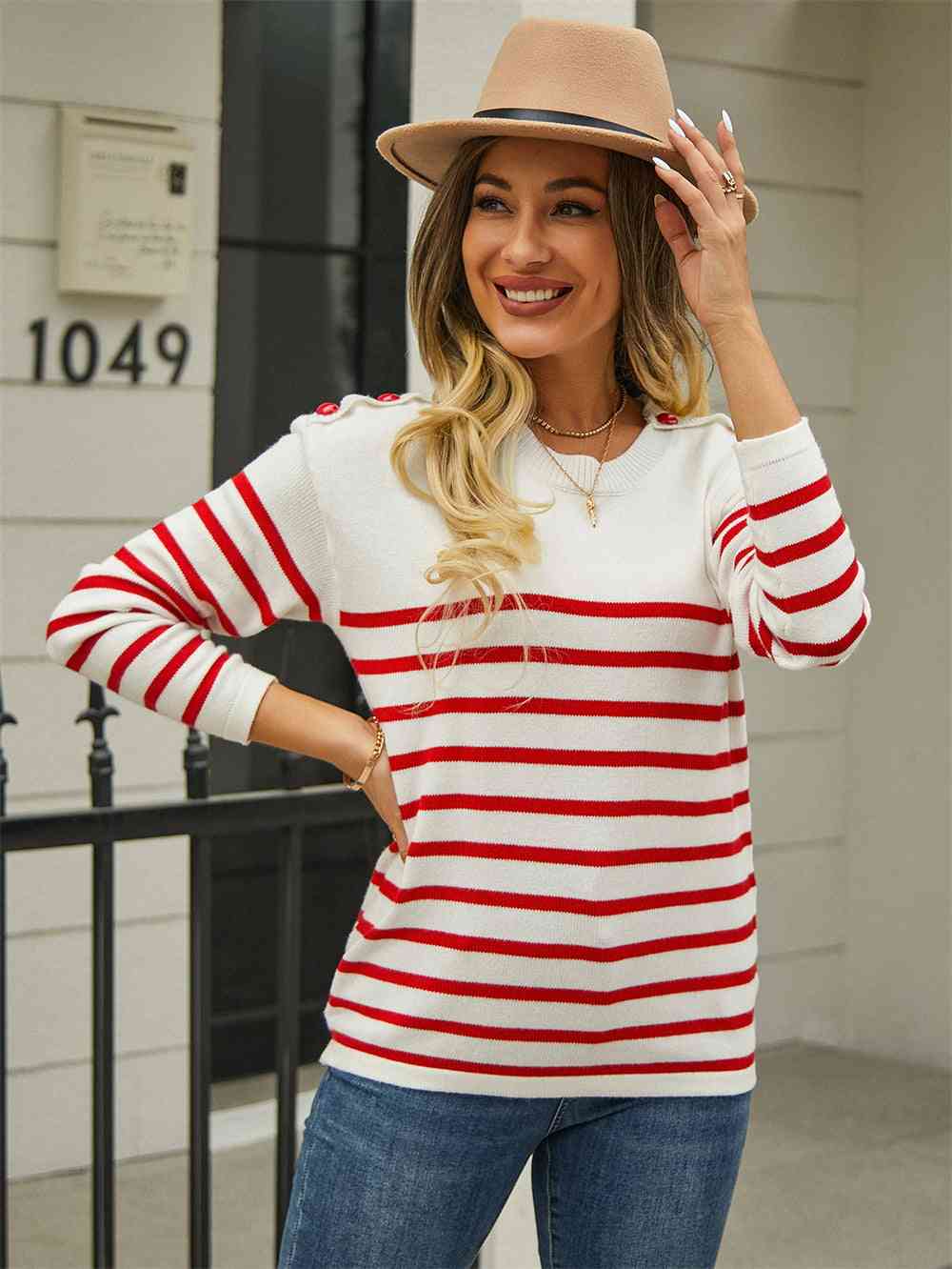 Pull rayé à col rond et épaules boutonnées