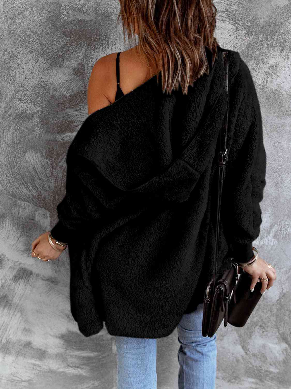 Manteau en fausse fourrure à capuche ouvert sur le devant avec poches