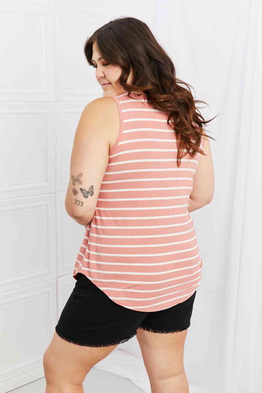 Zenana Find Your Path Haut rayé sans manches grande taille