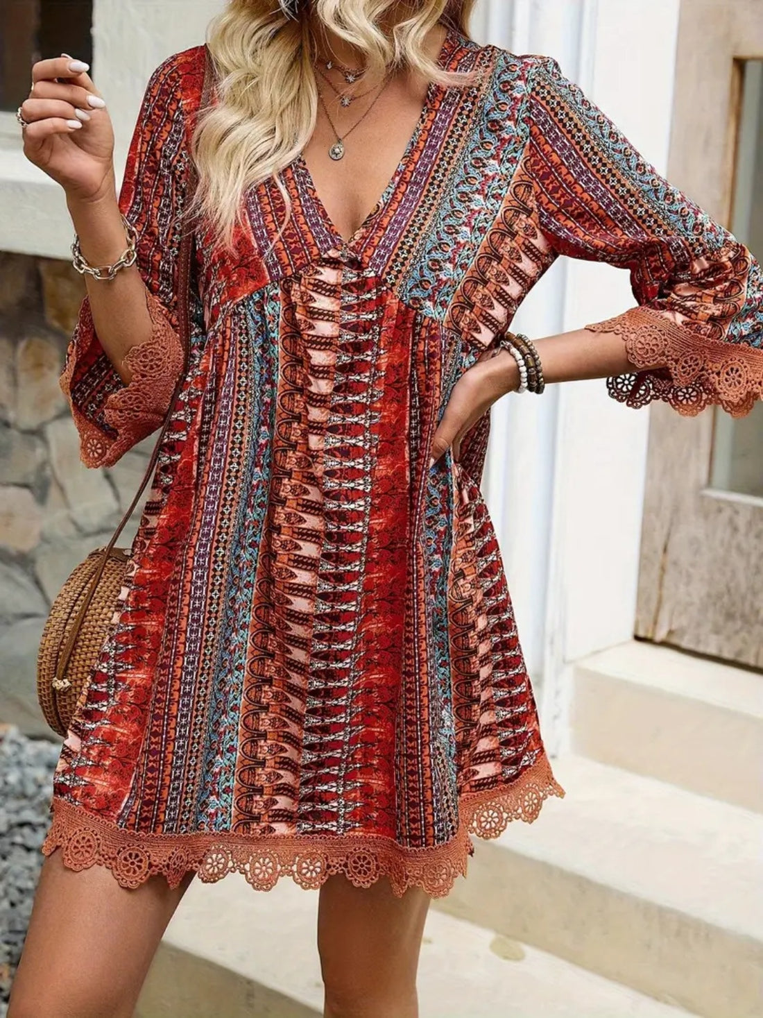 Robe imprimée à col en V et manches 3/4 avec bordure en dentelle