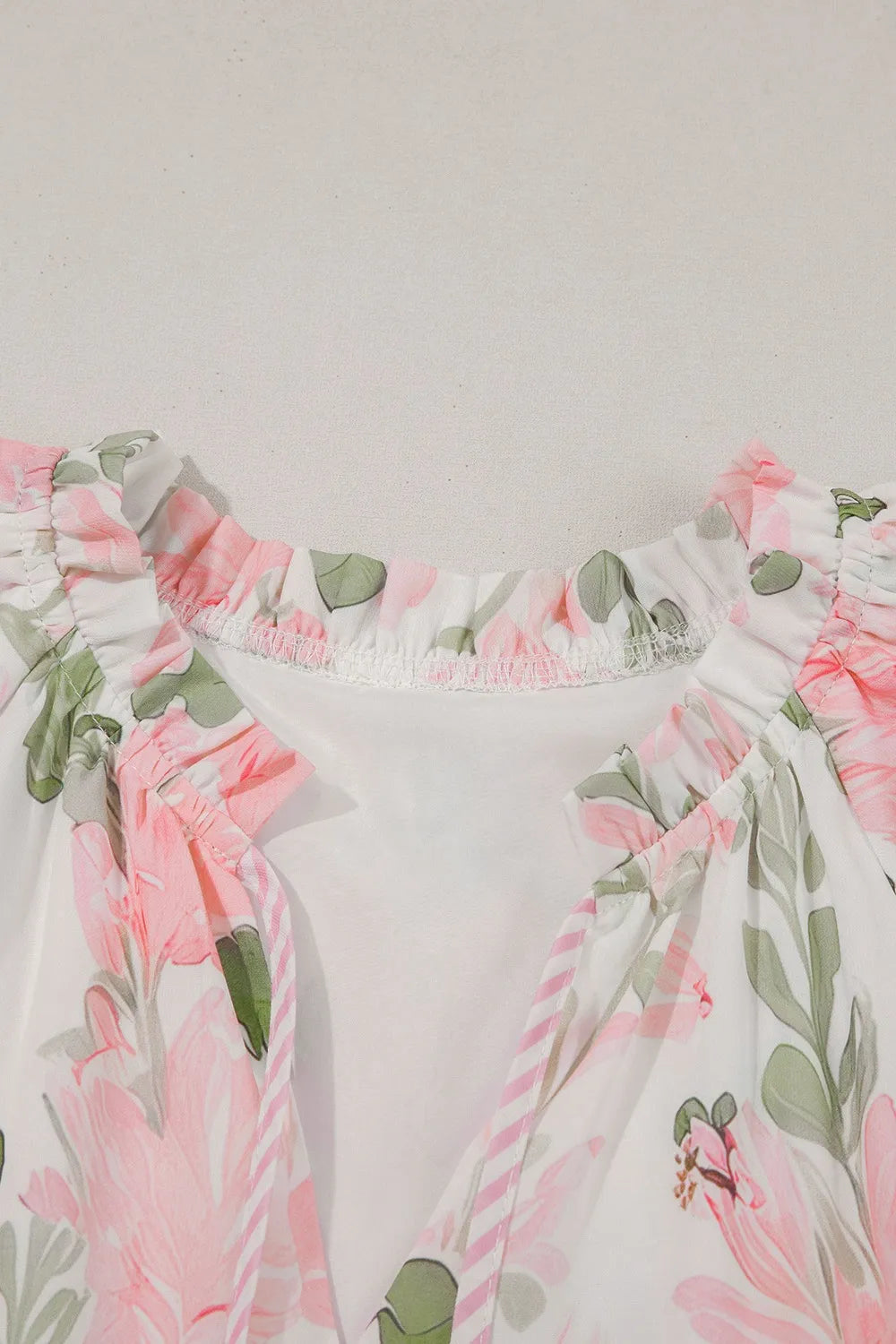 Mini-robe à manches courtes et bordures contrastées à fleurs