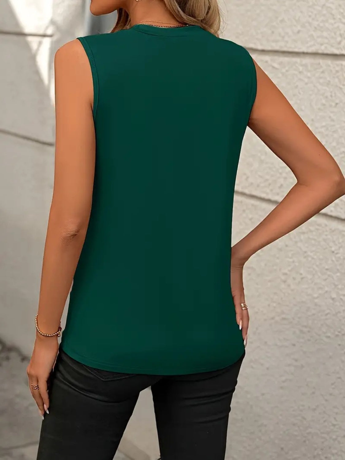 Round neck sleeveless tank