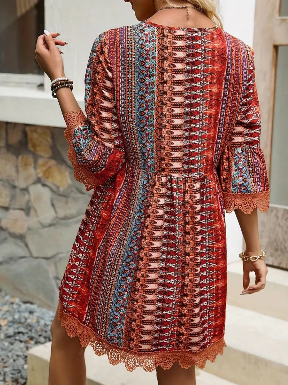 Robe imprimée à col en V et manches 3/4 avec bordure en dentelle