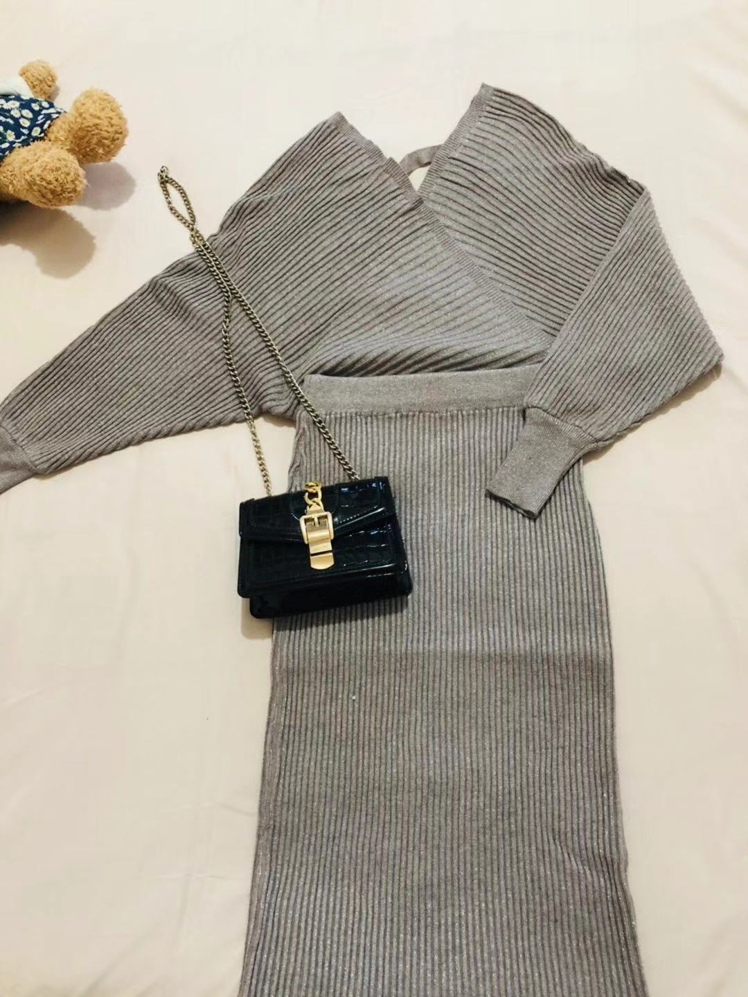 V-neck knit top and skirt set – gray