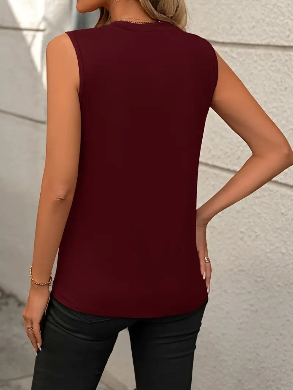 Round neck sleeveless tank