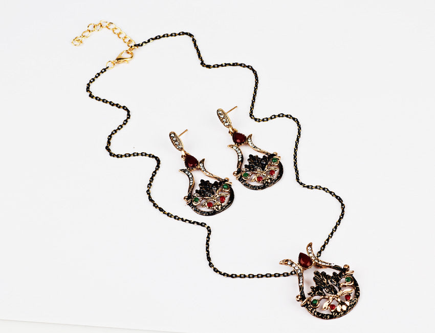 Gold pendant necklace and earring set