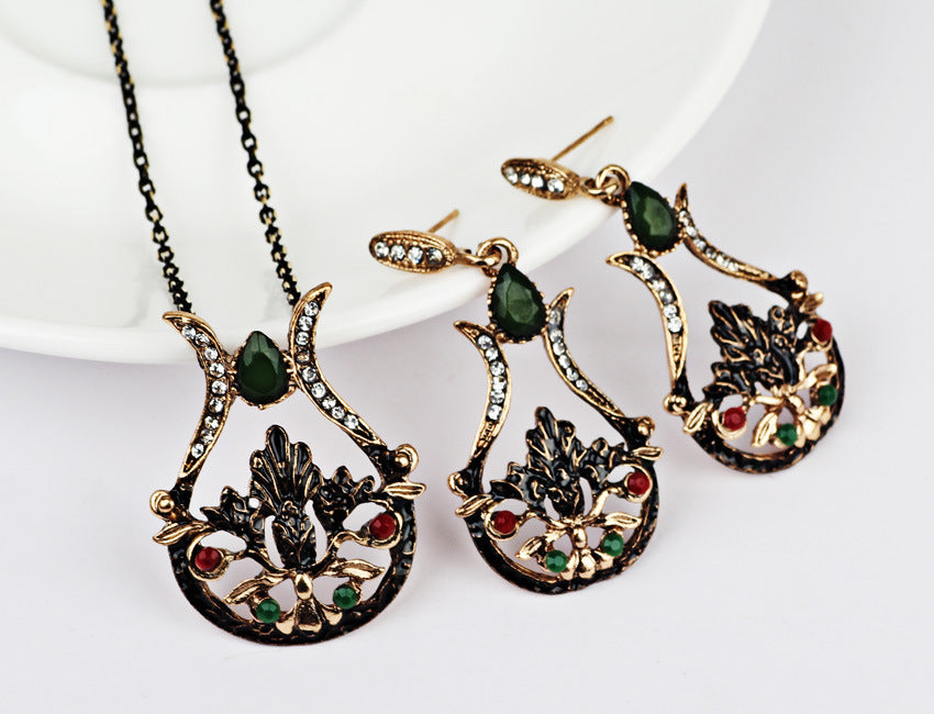 Gold pendant necklace and earring set