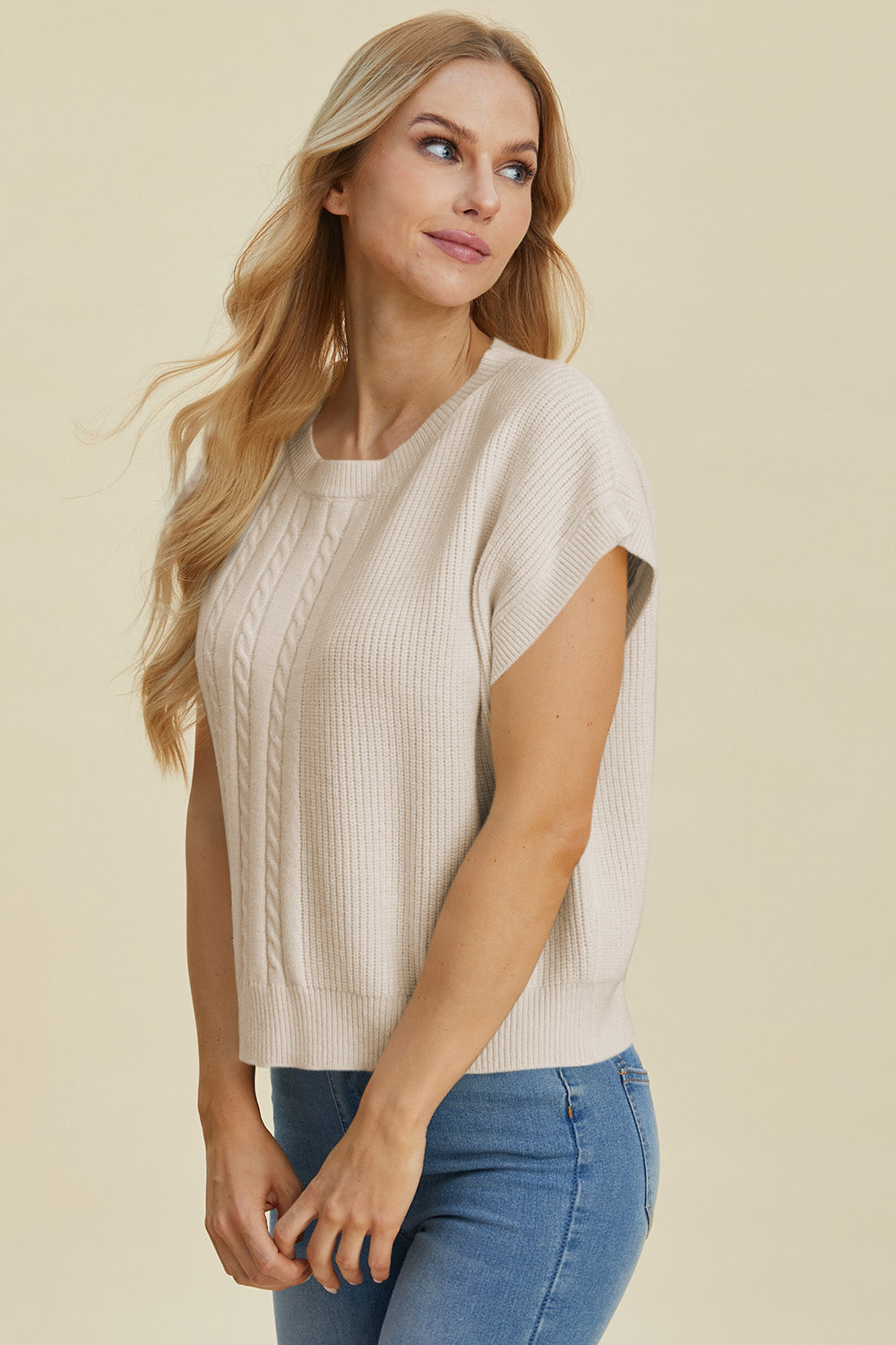 Cable-knit round neck short sleeve sweater