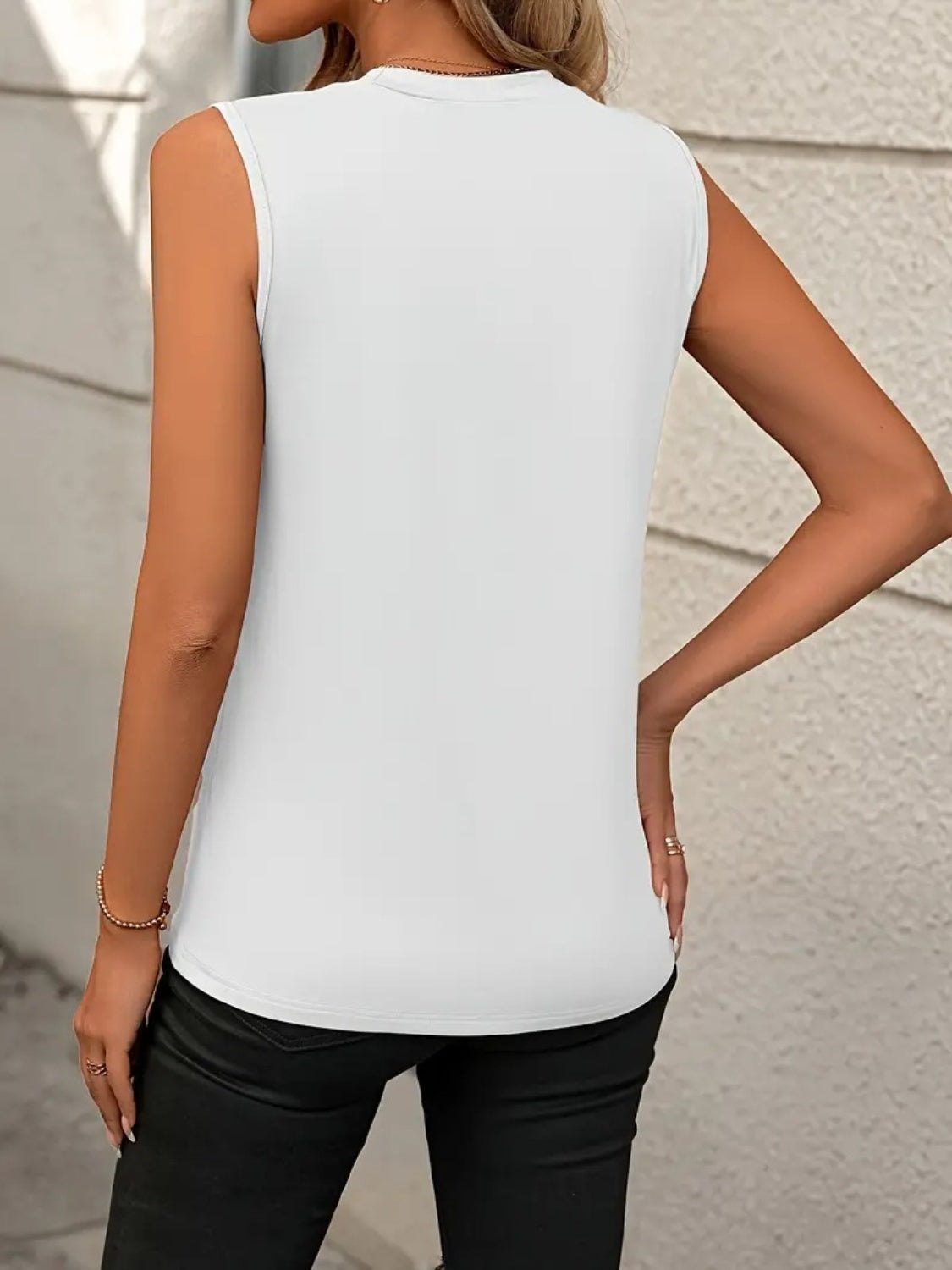 Round neck sleeveless tank