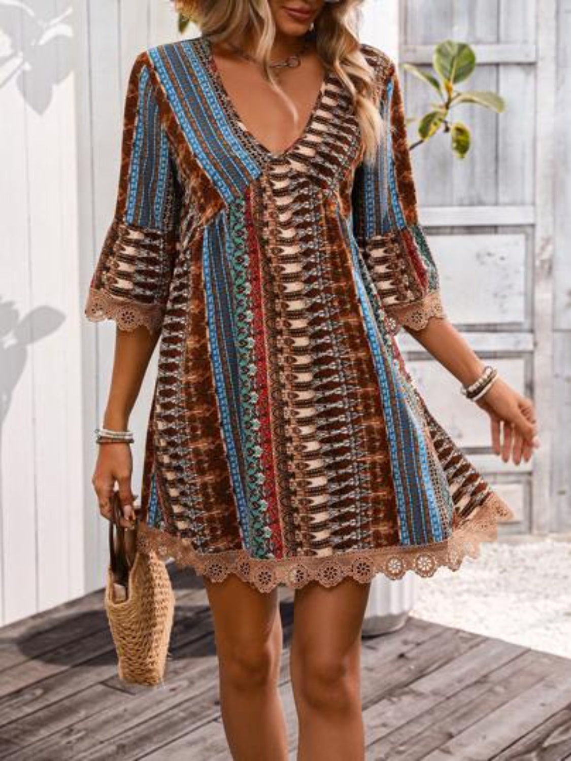 Robe imprimée à col en V et manches 3/4 avec bordure en dentelle