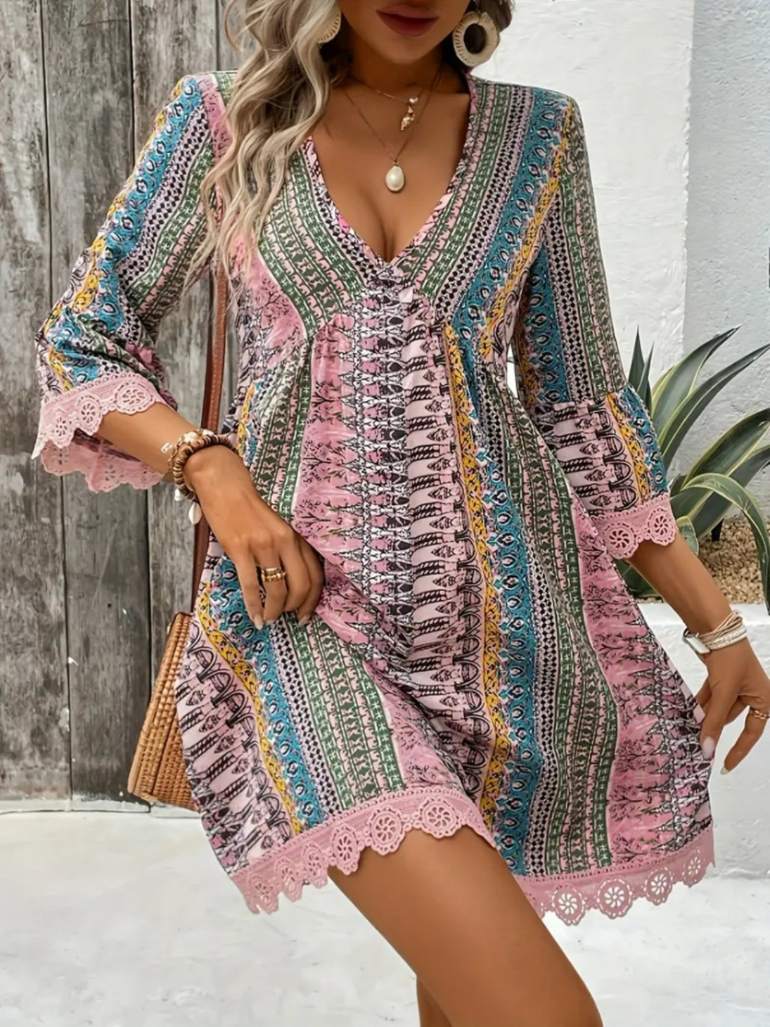 Robe imprimée à col en V et manches 3/4 avec bordure en dentelle