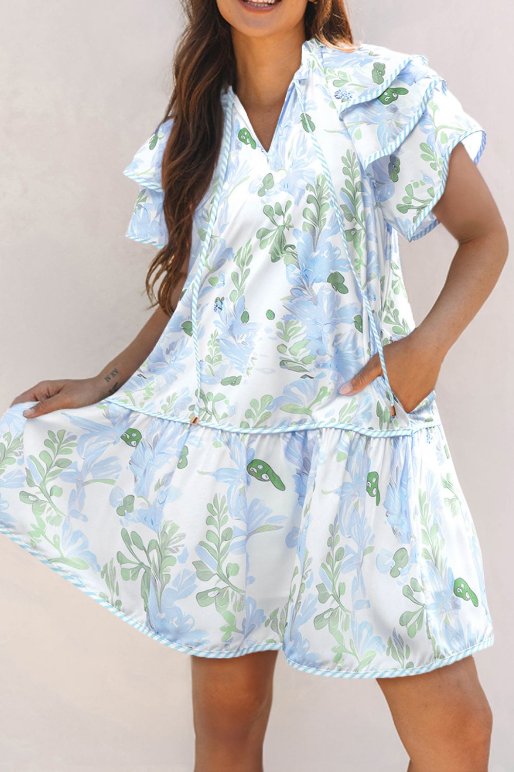 Mini-robe à manches courtes et bordures contrastées à fleurs