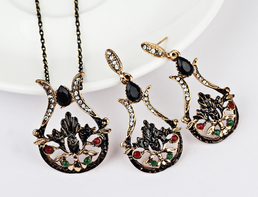 Gold pendant necklace and earring set