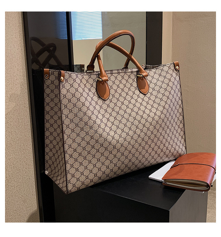 Everyday shoulder tote
