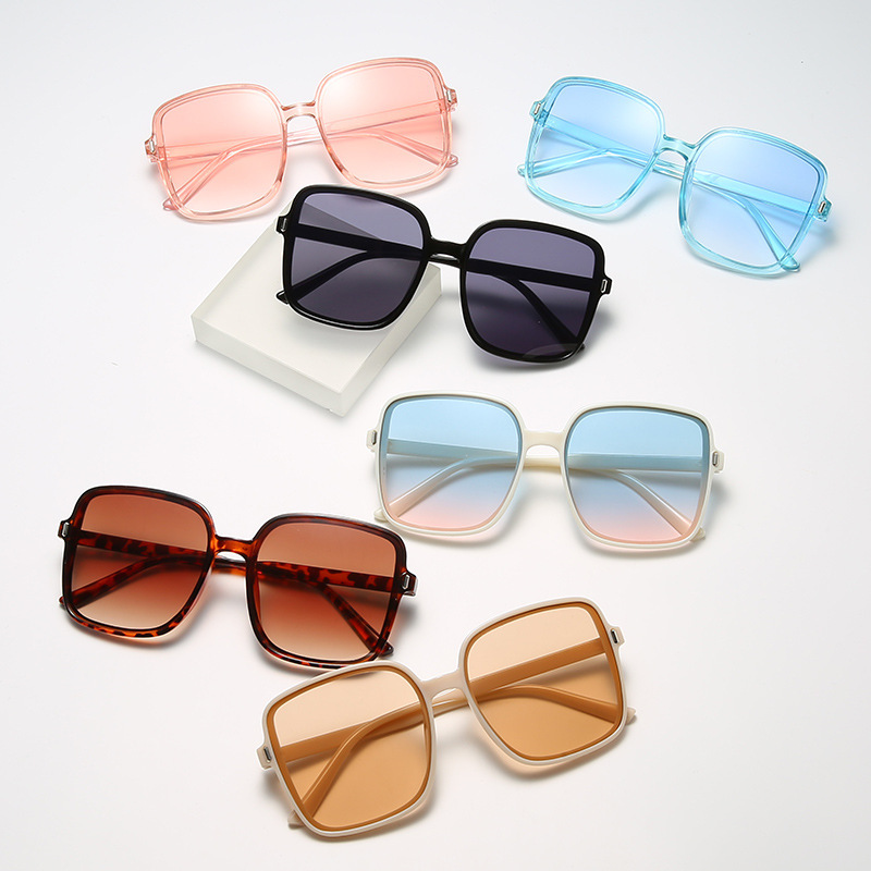 Oversized gradient sunglasses, front