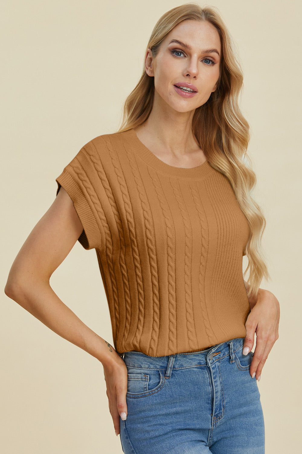 Cable-knit round neck short sleeve sweater