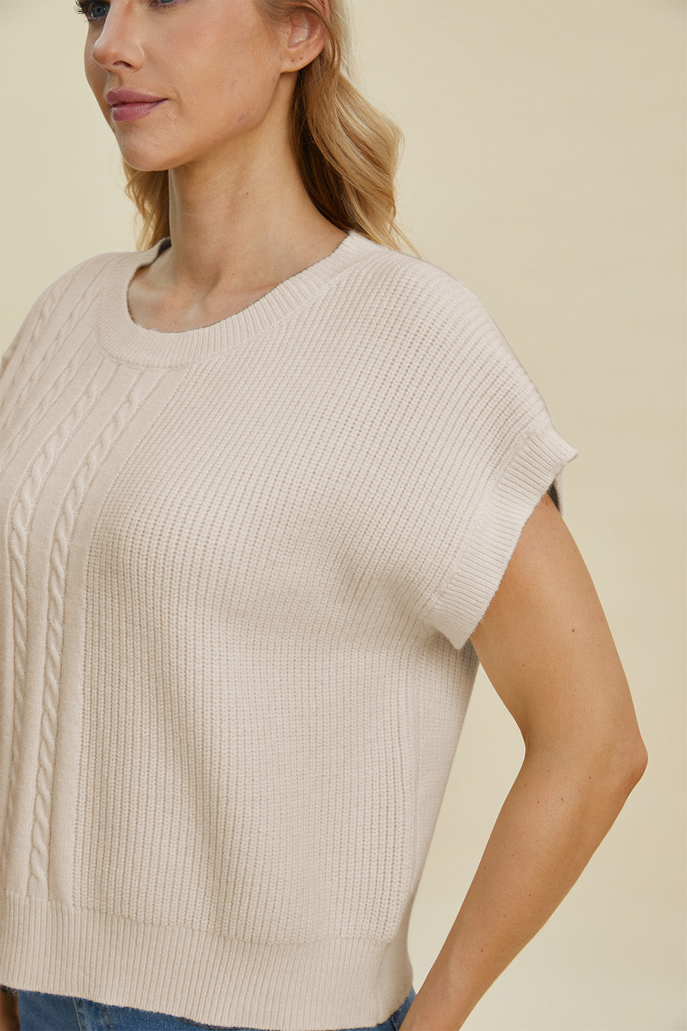 Cable-knit round neck short sleeve sweater