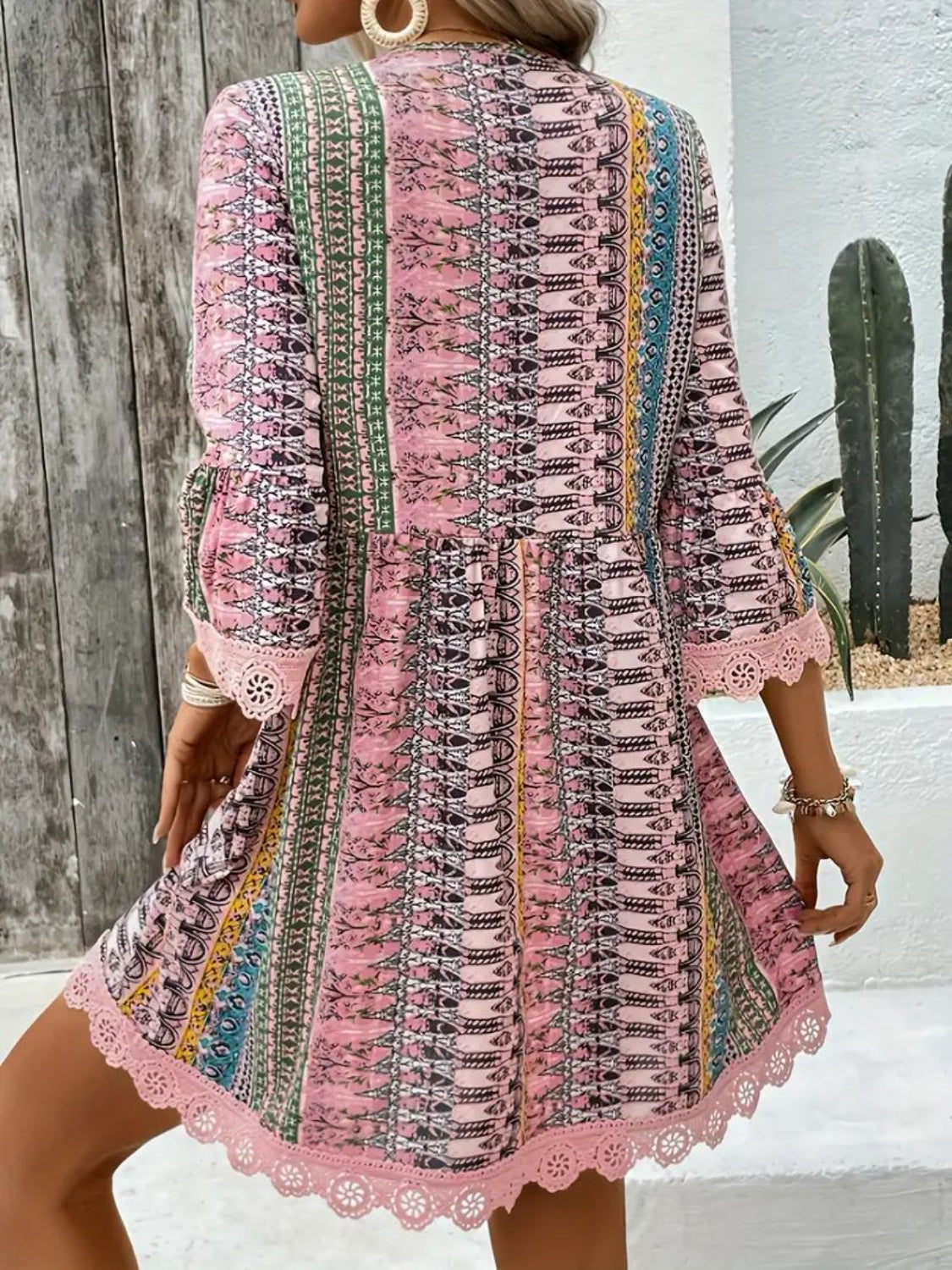 Robe imprimée à col en V et manches 3/4 avec bordure en dentelle